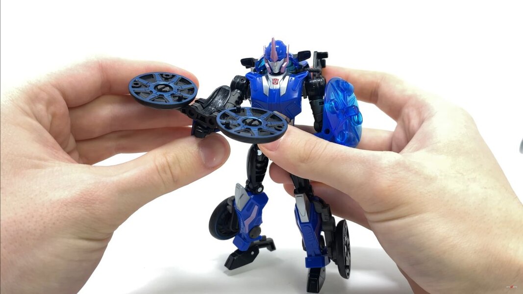 Transformers Legacy Prime Arcee In Hand Image  (28 of 43)